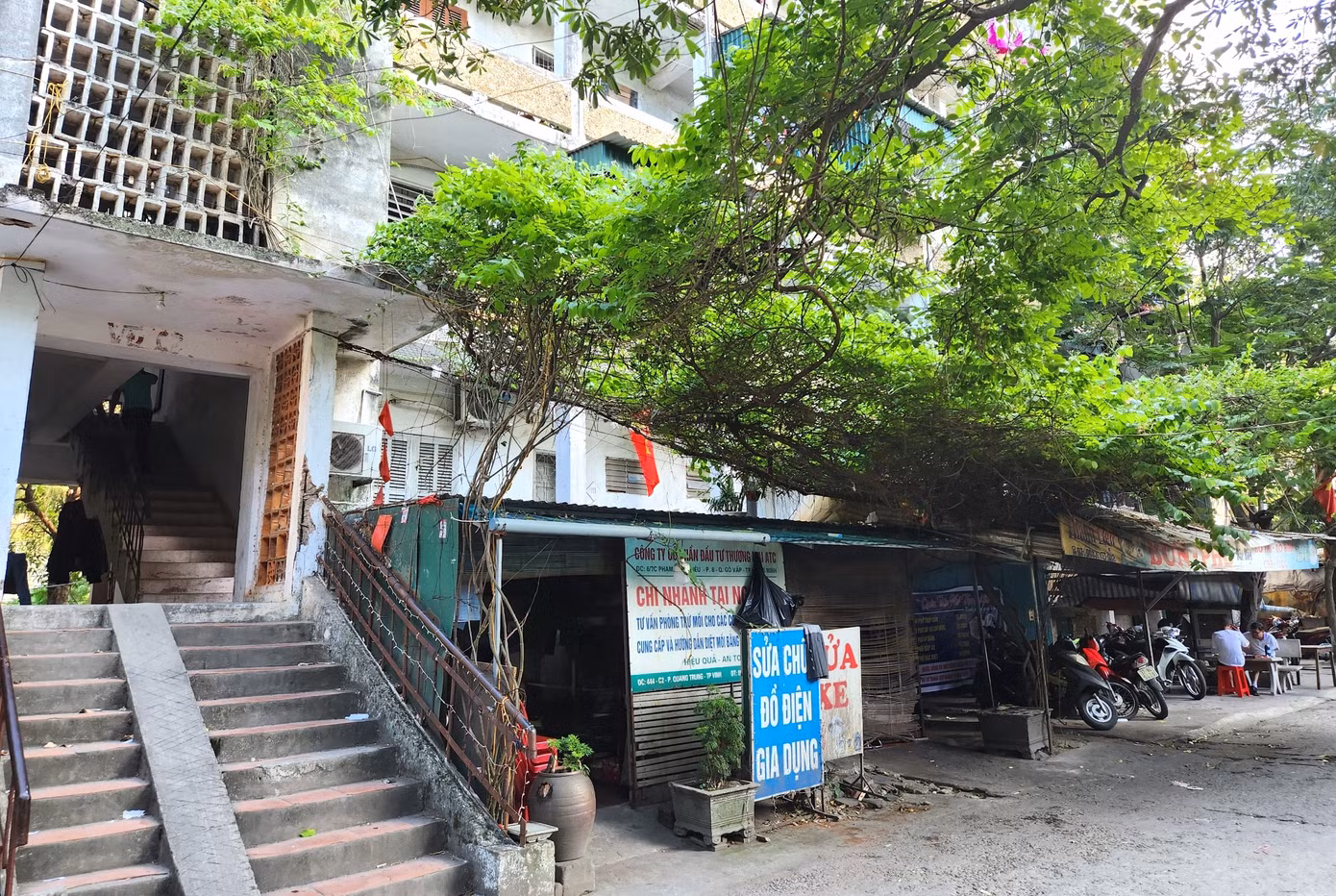 Phía mặt tiền dãy chung cư cũ được cải tạo thành dãy ki-ot cho thuê buôn bán cũng làm tăng mối nguy hiểm, dễ xảy ra cháy nổ.