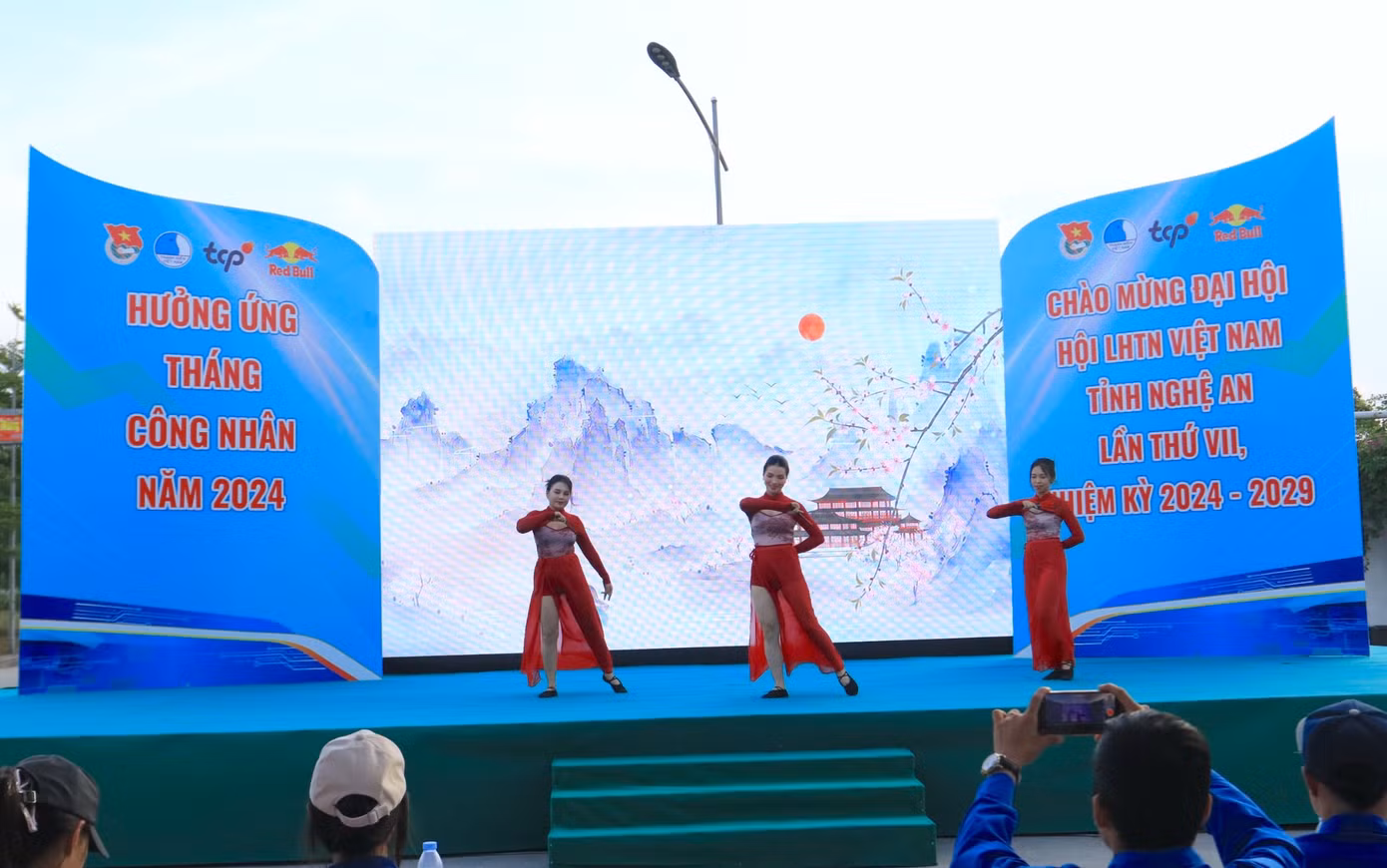 Tại chương trình cũng đã diễn ra buổi chung kết cuộc thi "Tìm kiếm tài năng thanh niên công nhân năm 2024" với 10 tiết mục đặc sắc, độc đáo. Sau phần thi, Ban giám khảo đã chấm điểm và trao giải cho các đội đạt giải nhất, giải nhì, giải ba và giải khuyến khích cuộc thi.