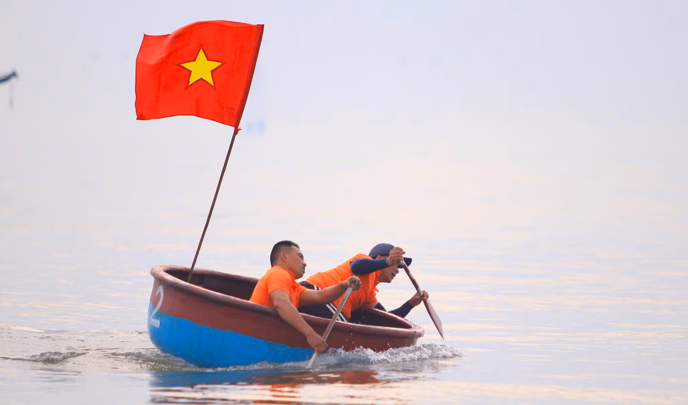 Sau quãng đường đua 600m, các tay chèo dù rất mệt nhưng vẫn cố gắng hết mình để về đích sớm nhất.