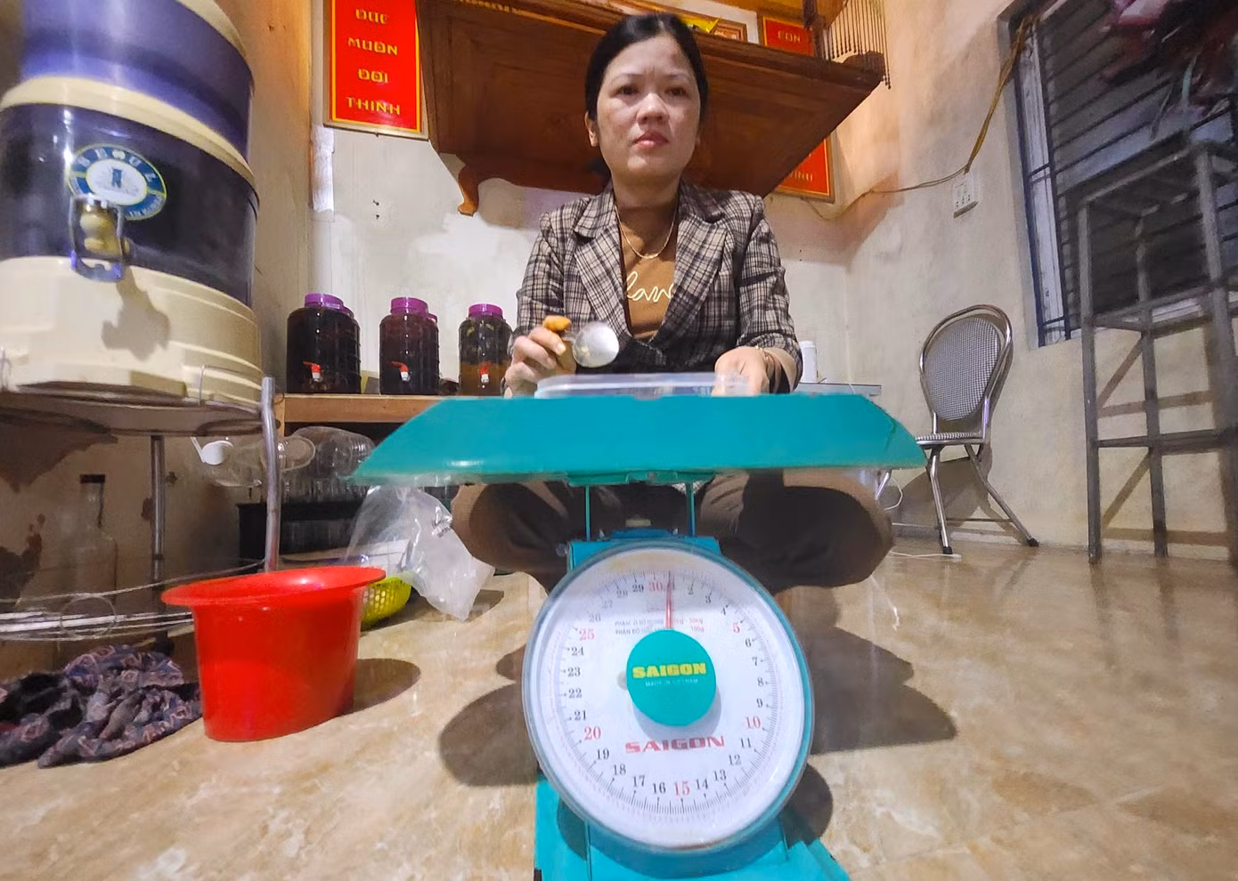 Chị Võ Thị Ngọc Lan (44 tuổi, con gái bà Thảo) cho biết chị đã có hơn 20 năm làm nghề muối ruốc rươi nên có kinh nghiệm nhiều. Trước đây, chị được mẹ bày dạy cách muối ruốc rươi phục vụ cho gia đình. Về sau khi có nhiều thì tặng cho người thân bạn bè. Thấy chị Lan muối ruốc rươi ngon, nhiều người đặt hàng nhờ chị Lan muối. Dần dần, thấy nhu cầu của khách nhiều, chị Lan cũng mua về muối để bán. Có lúc ruốc làm ra không kịp bán.