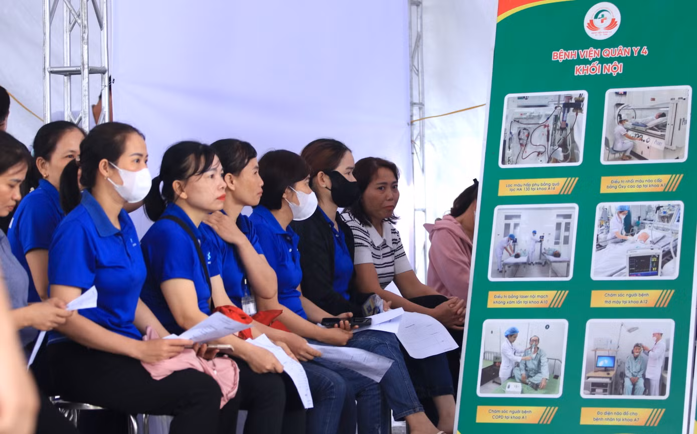 Tại chương trình, thanh niên công nhân, người dân được khám sàng lọc các bệnh lý thường gặp như: Tăng huyết áp, bệnh nội tổng hợp, đồng thời được khám chuyên sâu các chuyên khoa: Răng - Hàm - Mặt, Tai - Mũi - Họng, Mắt, Sản phụ khoa...