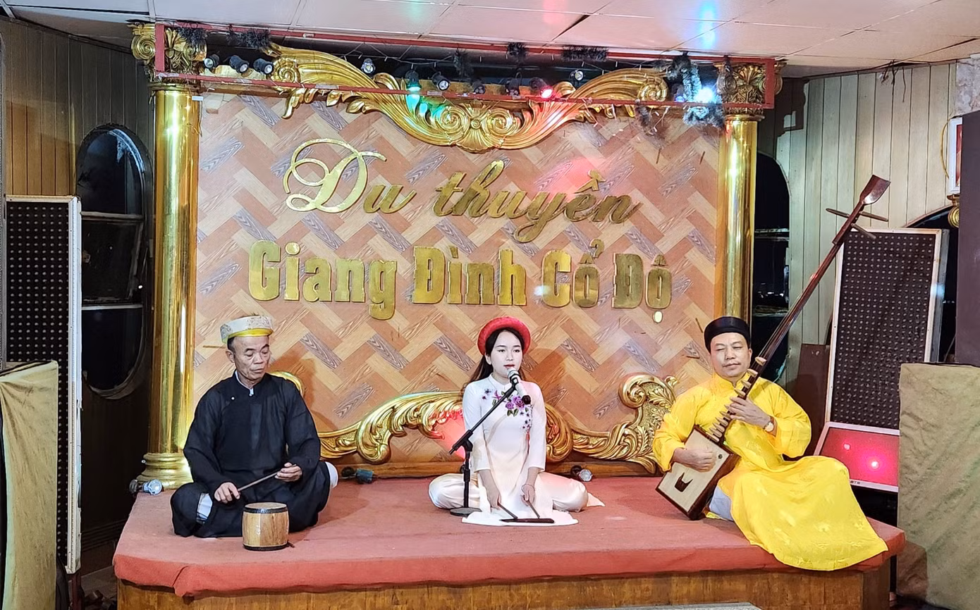 Đặc biệt khi ngồi trên du thuyền, du khách còn được nghe những làn điệu ca trù, dân ca ví, giặm Nghệ Tĩnh - 2 loại hình nghệ thuật được UNESCO công nhận là di sản văn hóa phi vật thể của nhân loại.