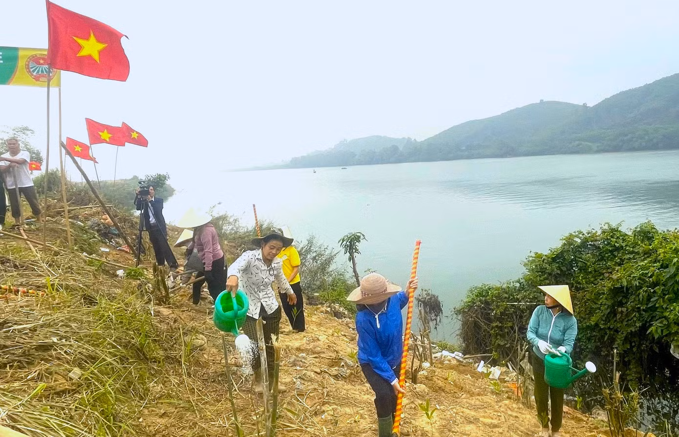 Cán bộ, người dân tiến hành trồng và chăm sóc những gốc tre để tạo thành bờ kè sinh thái vững chắc. Ảnh: Thái Hiền
