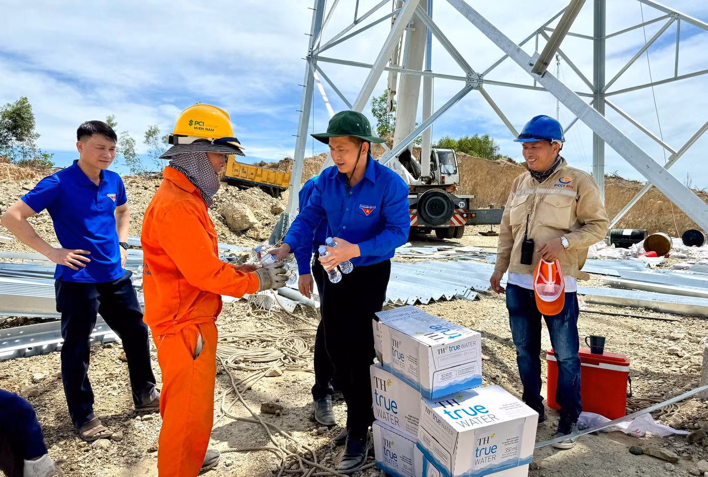 Theo đó, các đội hình thanh niên tình nguyện sẽ đẩy mạnh công tác tuyên truyền, nâng cao nhận thức của đoàn viên, thanh thiếu niên và người dân về mục đích, ý nghĩa, lợi ích của công trình đường điện 500kV mang lại. Tiên phong, gương mẫu tham gia vận động gia đình, người thân và địa phương nhanh chóng giải phóng, bàn giao mặt bằng hành lang tuyến nơi có đường dây điện đi qua.