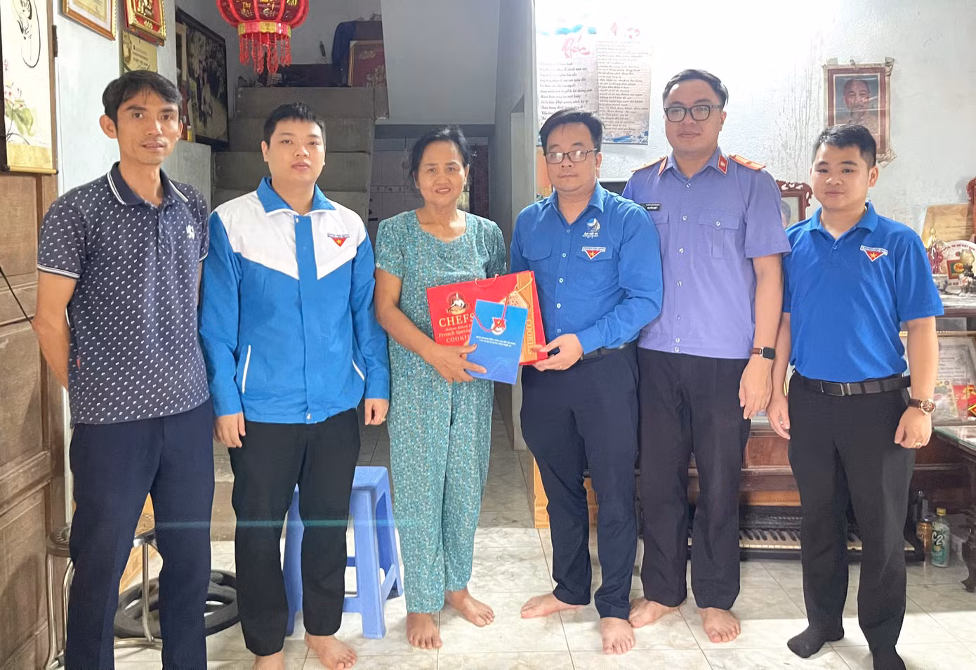 Những phần quà ý nghĩa thể hiện đạo lý “Uống nước nhớ nguồn” của tuổi trẻ các cơ quan Đảng.