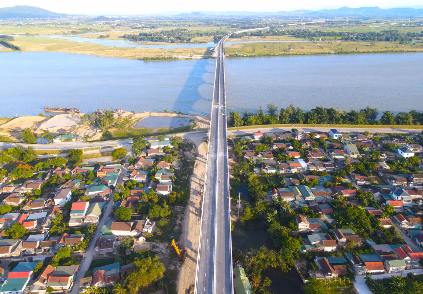 Hiện mặt cầu đã được đơn vị thi công thảm hoàn thiện. Các hệ thống lan can, khớp nối cũng đang được các đơn vị triển khai lắp đặt.