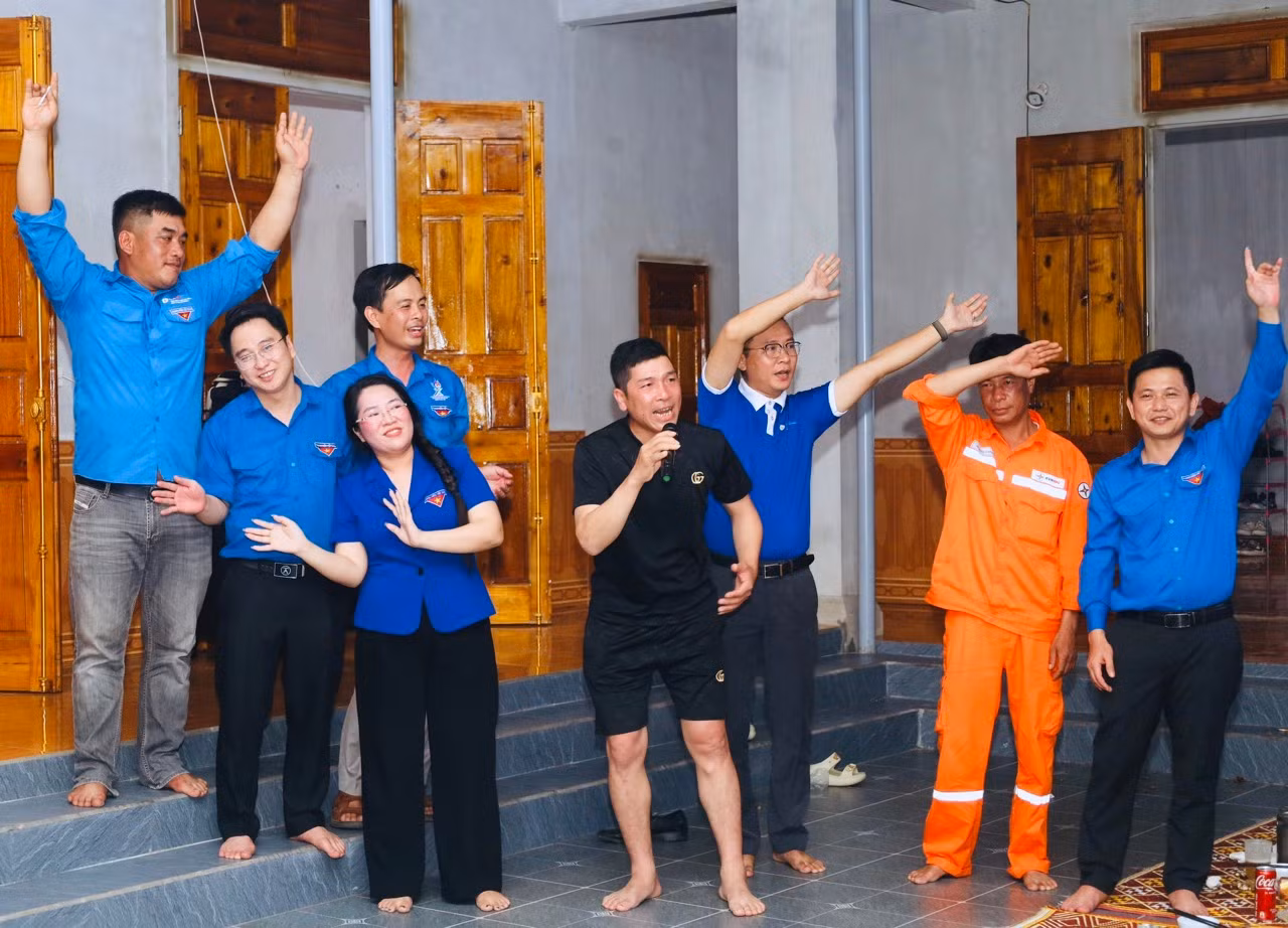 Buổi trò chuyện chia sẻ cùng những lời ca tiếng hát của tuổi trẻ sẽ tạo động lực, khí thế thi đua, giúp các cán bộ công nhân hoàn thành xuất sắc nhiệm vụ được giao, đưa dự án đường điện 500kV mạch 3 về đích đúng tiến độ.
