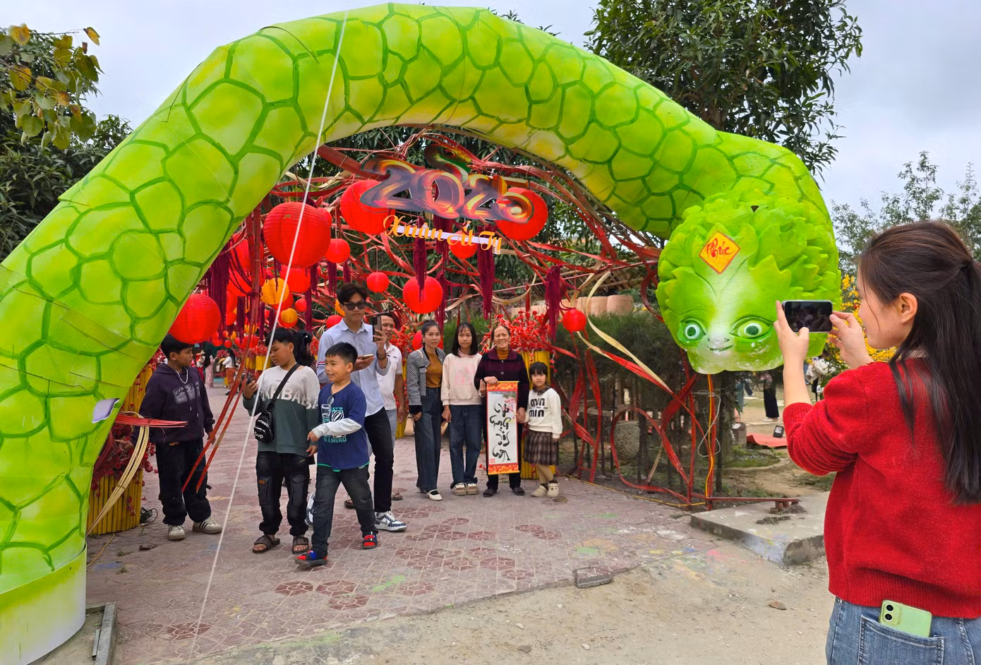 Nhiều em nhỏ theo bố mẹ đến chùa vãn cảnh, chụp hình.