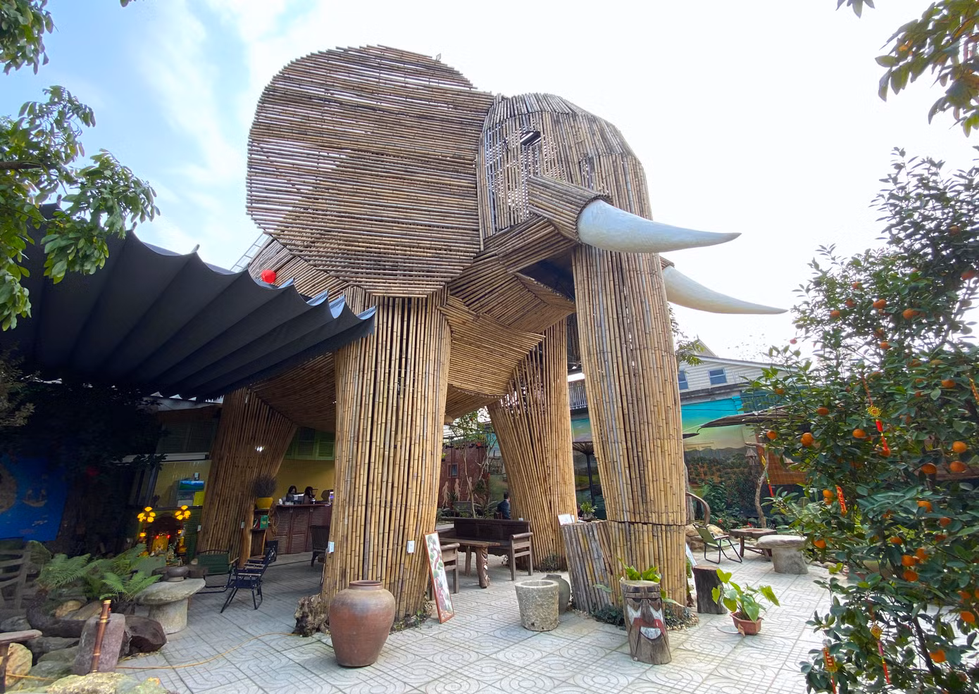 Mỗi chi tiết của voi đều được anh Nam thiết kế tỉ mỉ, từ đôi tai rộng vẫy gió đến chiếc vòi dài uốn cong mềm mại.