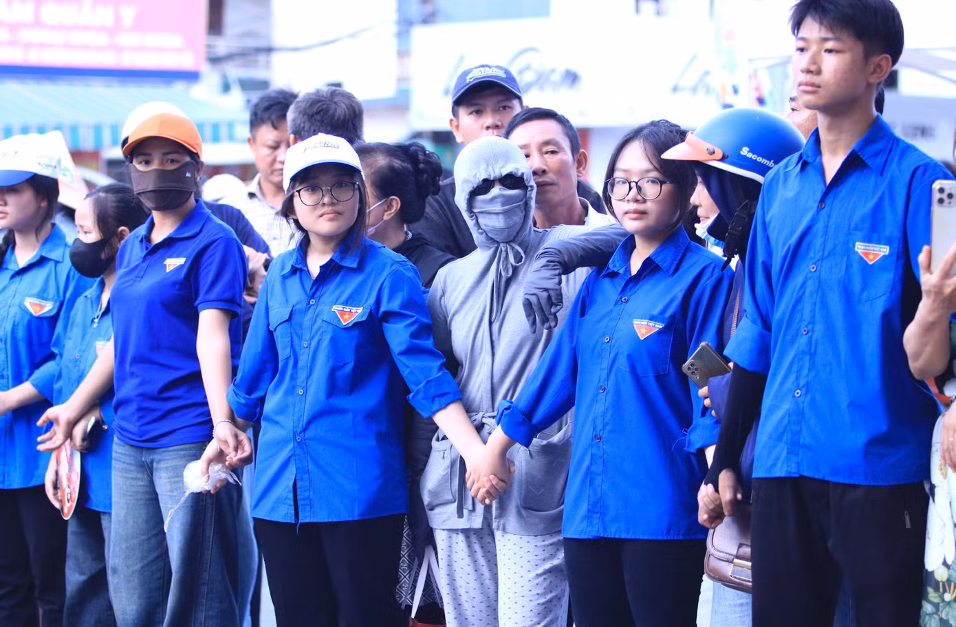 Cuối mỗi buổi thi, các đoàn viên thanh niên lại nắm chặt tay nhau dựng thành một dãy hàng rào trước cổng trường để thí sinh dễ dàng ra về.