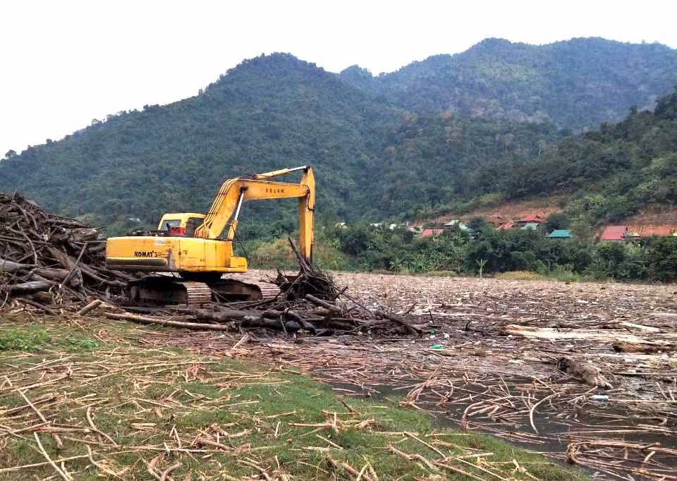 Để đảm bảo môi trường, Công ty Thủy điện Bản Vẽ đã ký hợp đồng với Công ty cổ phần Môi trường và Công trình đô thị Nghệ An tiến hành thu gom, xử lý rác.