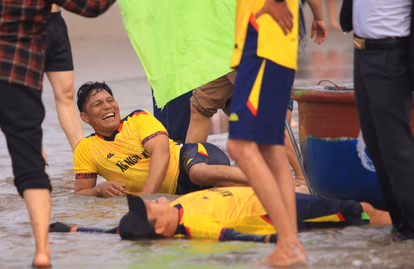 Sau khi về đích, nhiều tay đua nằm vật ra bờ biển. Tuy mệt nhưng ai cũng phấn khích, vui sướng.