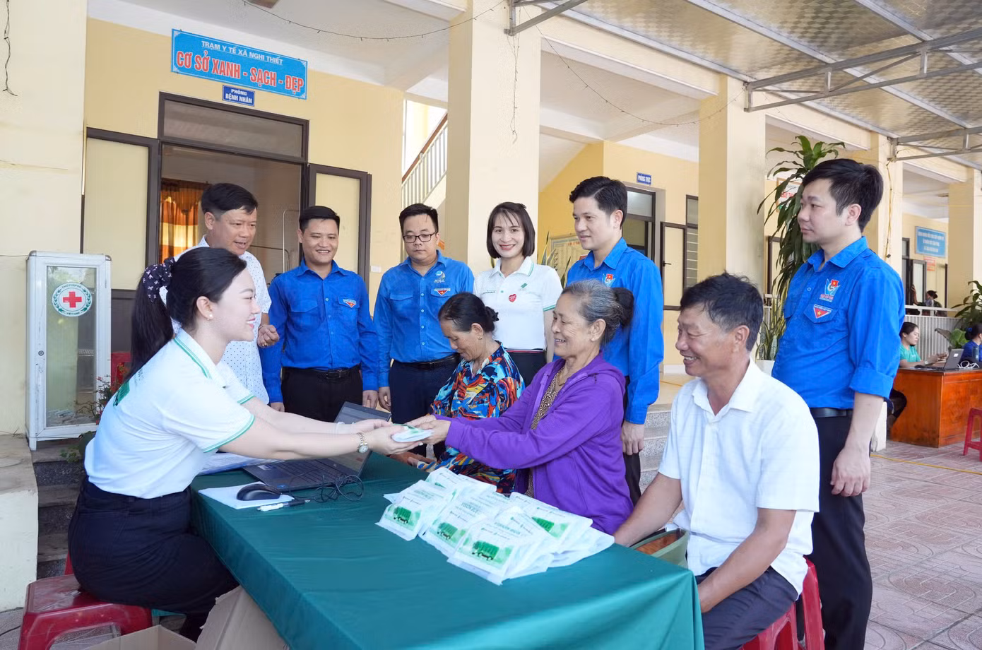 Khám, tư vấn và phát thuốc miễn phí cho người dân trên địa bàn xã Nghi Thiết.