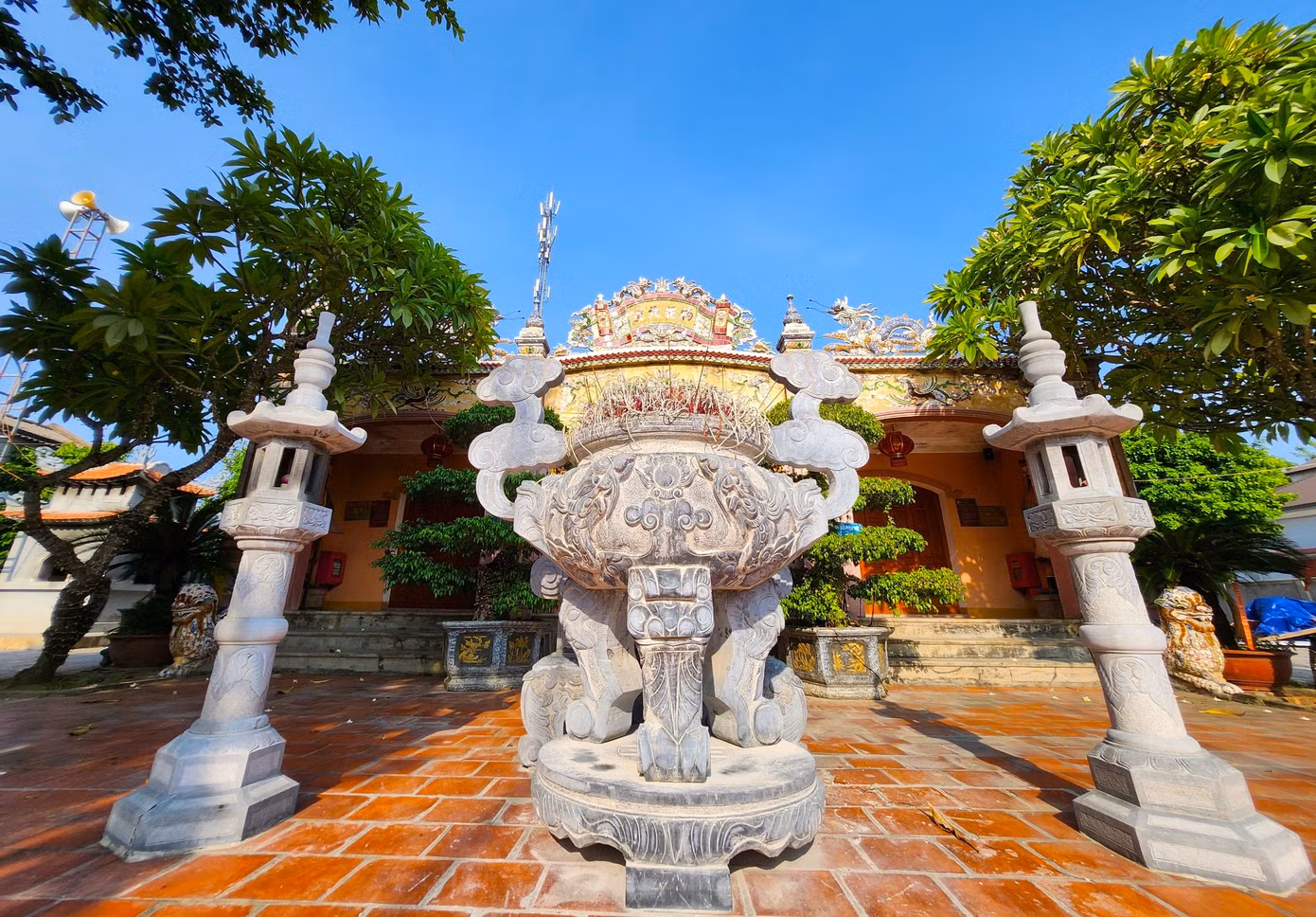 Trải qua thời gian dài, ngôi đền xuống cấp nên vào năm 2004, nhân dân đã góp công, góp sức phục hồi tôn tạo nhà hạ điện. Năm 2007, phục hồi tôn tạo cổng tam quan và nhà thượng điện bằng nguồn kinh phí hỗ trợ của UBND phường Nghi Thủy kết hợp với nguồn công đức. Từ đó các hoạt động văn hóa ở đền được phục hồi trở lại như xưa.