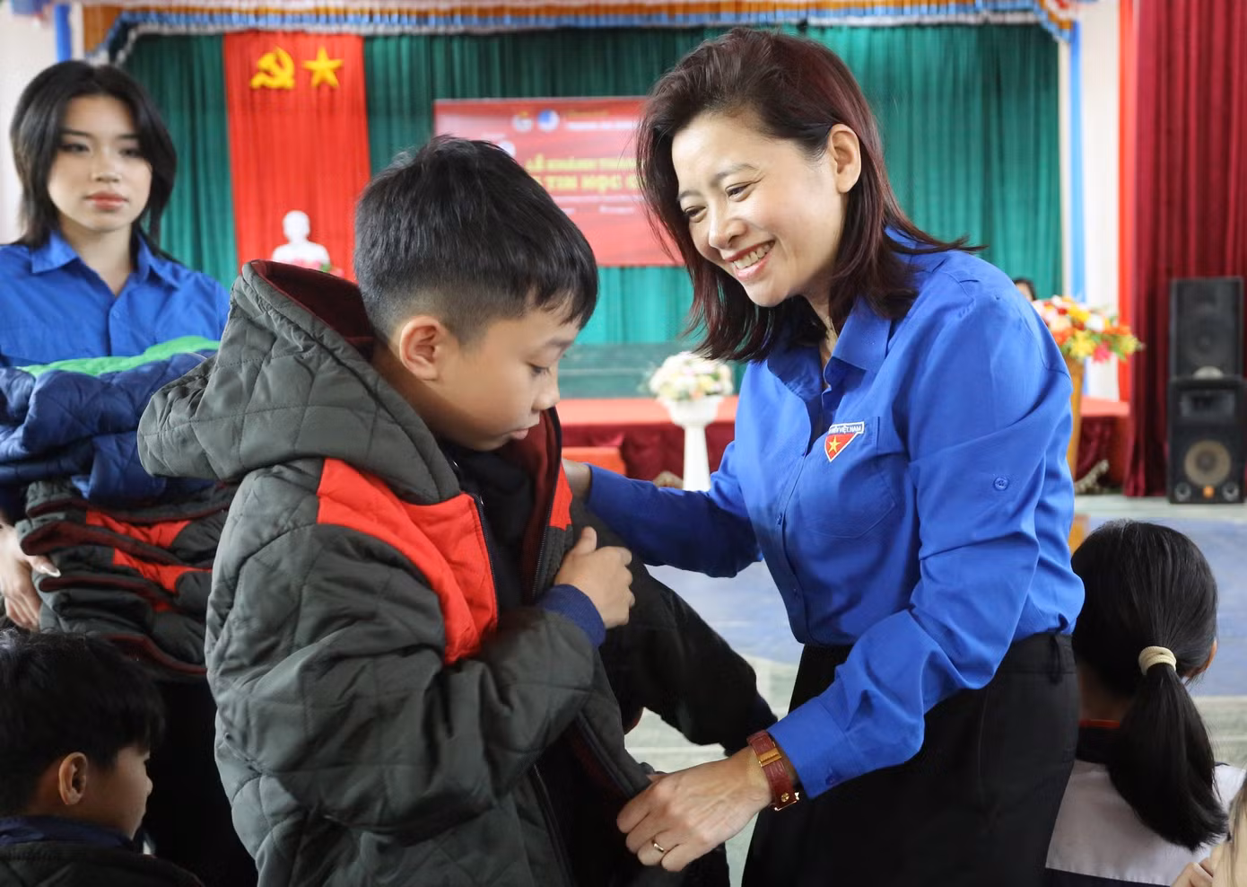 Anh Nguyễn Kim Quy - UV BTV, Trưởng ban Đoàn kết tập hợp Thanh niên T.Ư Đoàn, Phó Chủ tịch Thường trực T.Ư Hội Liên hiệp Thanh niên Việt Nam và chị Đỗ Thị Kim Hoa - UV Đoàn Chủ tịch Ủy ban T.Ư Hội Liên hiệp thanh niên Việt Nam, Giám đốc Trung tâm Tình nguyện Quốc gia trao tặng đến các em học sinh những chiếc áo ấm ý nghĩa.