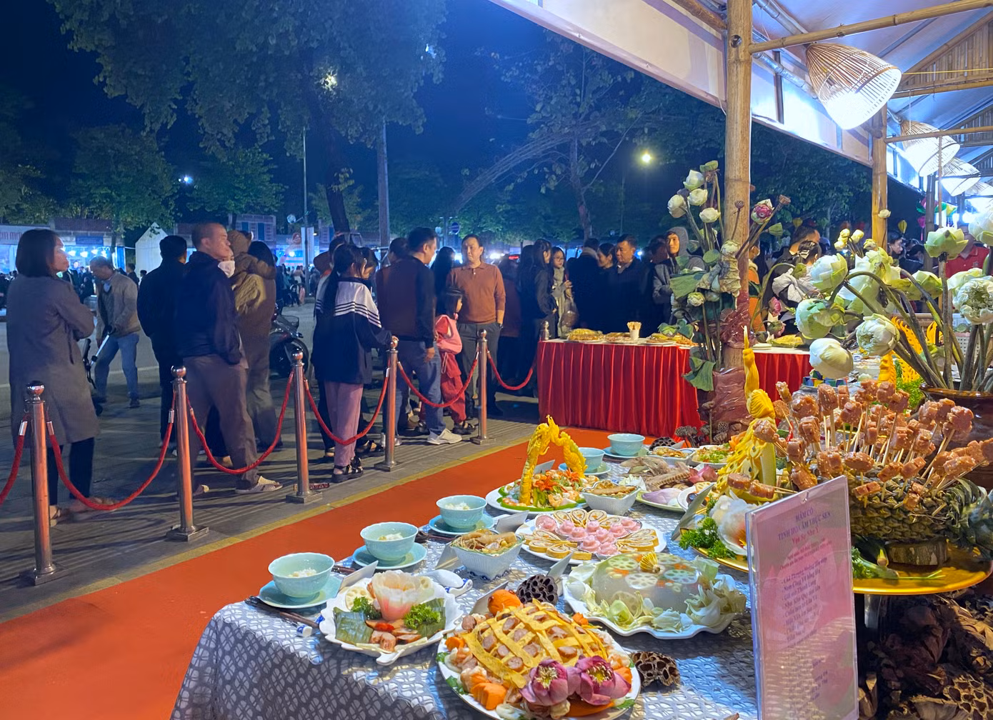 Cụ thể như: Trưng bày, giới thiệu điểm đến, sản phẩm du lịch, dịch vụ của Nghệ An và các tỉnh, thành phố; chế biến, trải nghiệm, quảng diễn các món ăn đặc trưng của Nghệ An và các vùng miền trong cả nước; trưng bày giới thiệu các sản phẩm OCOP, sản phẩm đặc trưng trong và ngoài tỉnh.