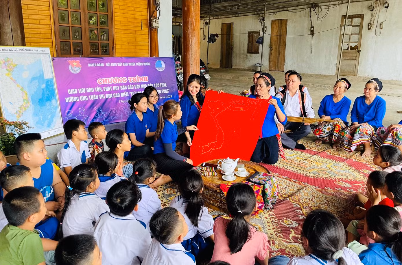 Theo đó, hưởng ứng Cuộc vận động “Tự hào một dải non sông” và bám sát chương trình hành động số 68 của Tỉnh ủy Nghệ An về thực hiện Nghị quyết 39 của Bộ Chính trị, thiết thực các hoạt động chào mừng Đại hội Hội LHTN Việt Nam các cấp tiến tới Đại hội Đại biểu Hội LHTN Việt Nam tỉnh Nghệ An nhiệm kỳ 2024-2029, Ban Thường vụ Huyện Đoàn Tương Dương đã tổ chức chương trình “Giao lưu bảo tồn, phát huy bản sắc văn hóa dân tộc Thái”.