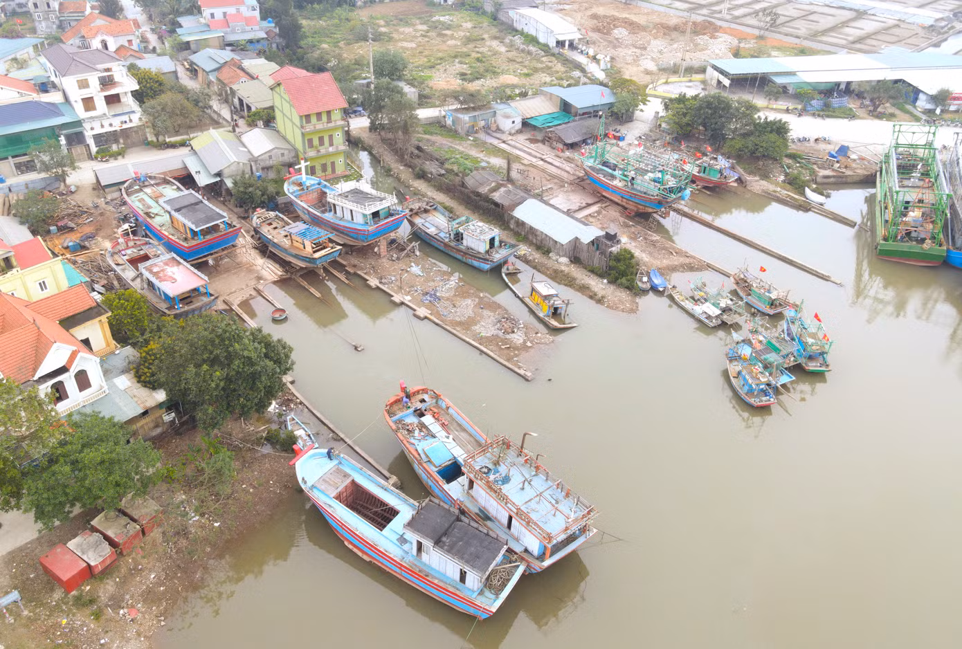 Những ngày này, các cơ sở sửa chữa tàu thuyền ở huyện Quỳnh Lưu, thị xã Hoàng Mai (Nghệ An) luôn tấp nập tàu thuyền vào ra sửa chữa, nâng cấp. Có những con tàu hỏng hóc phải bắt bệnh sửa chữa. Cũng có những con tàu vào chỉ để tân trang, “thay áo mới” sau thời gian dài hoạt động.