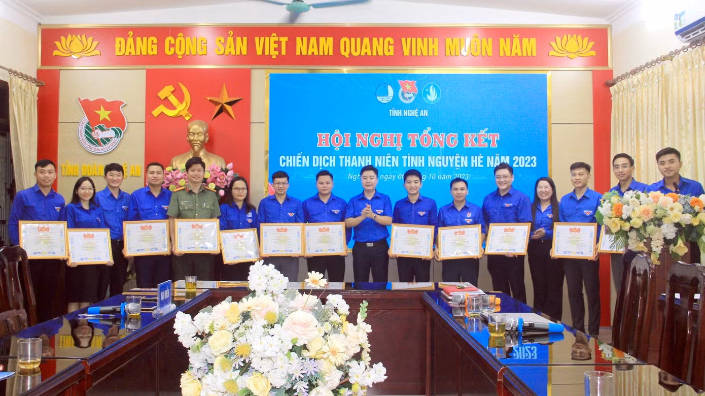 Dịp này Ban Chấp hành Tỉnh Đoàn Nghệ An đã tặng bằng khen cho 12 tập thể có thành tích xuất sắc trong chỉ đạo, triển khai Chiến dịch Thanh niên tình nguyện Hè năm 2023.