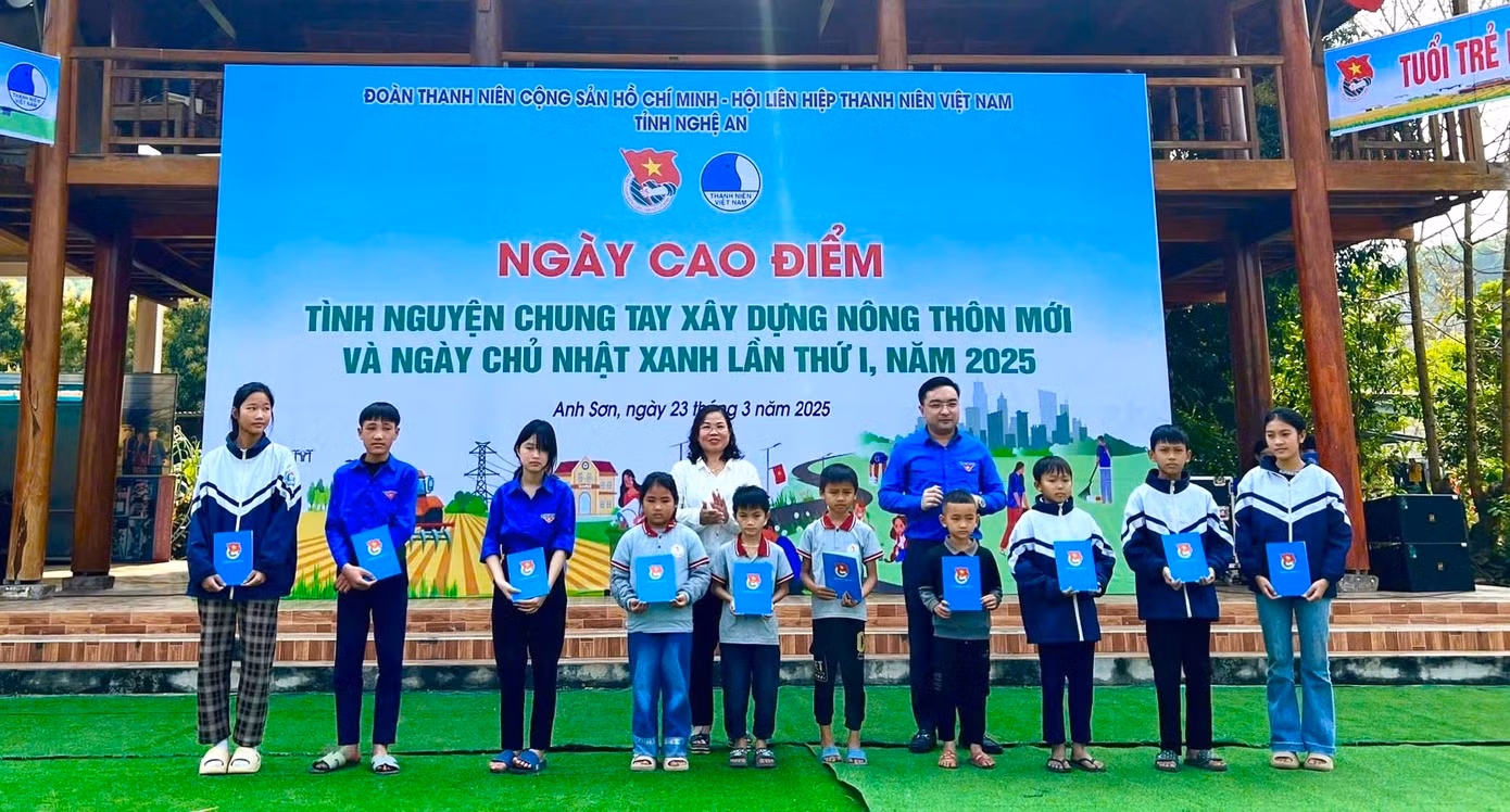 Tại chương trình, Tỉnh Đoàn Nghệ An đã trao tặng công trình sân chơi cộng đồng, công trình vườn cây thanh niên, tặng nhiều suất quà cho thanh thiếu nhi trên địa bàn huyện Anh Sơn với tổng giá trị các nguồn lực là 125 triệu đồng.