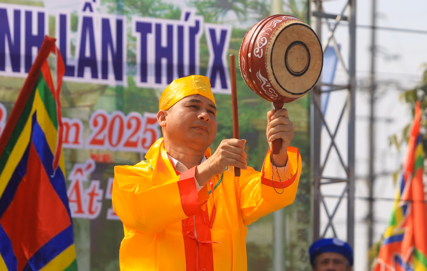 Mở đầu bài thi, các đội đánh chuông và trống tiểu cổ.