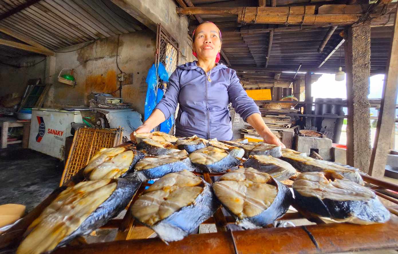 Đặc biệt, dịp Tết Nguyên đán cá thu nướng bán chạy nhất. Bởi khách thường đặt mua về để ăn Tết hoặc biếu người thân làm quà.