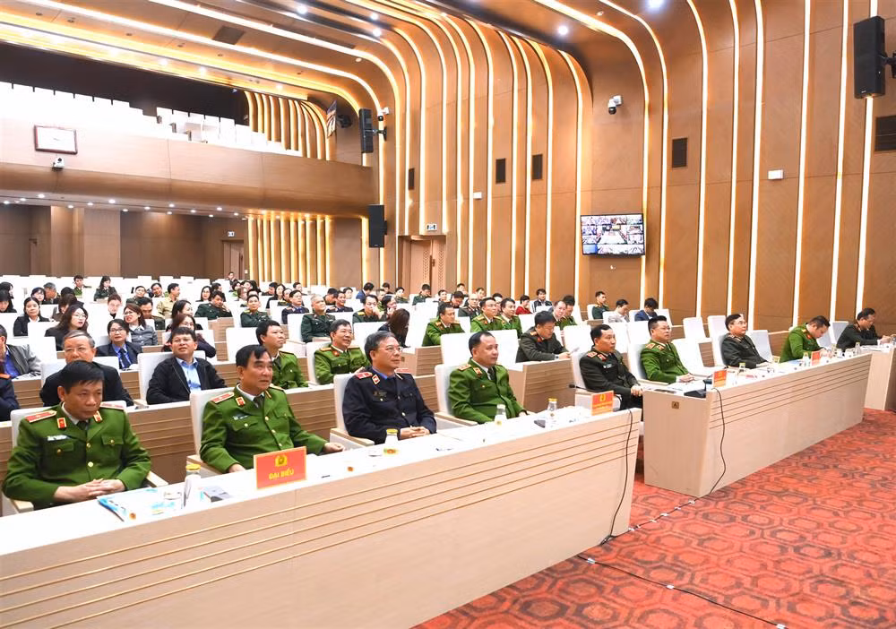 Thứ trưởng Lê Văn Tuyến cùng các đại biểu dự Hội nghị.