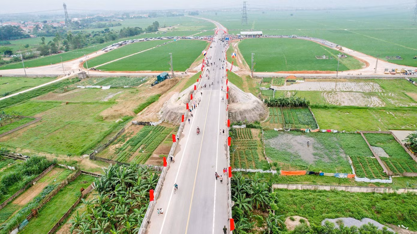 Đường dẫn cầu Xuân Cẩm trên địa bàn huyện Sóc Sơn đóng vai trò chiến lược để hình thành mạng lưới giao thông liên kết thành phố Hà Nội với tỉnh Bắc Giang và các tỉnh lân cận, hoàn thiện đường Vành đai 4 qua địa phận tỉnh Bắc Giang.
