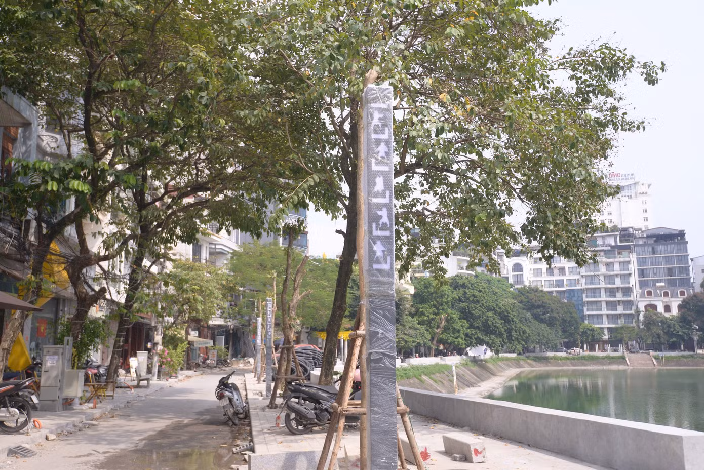 Trường Giảng Võ (Giảng Võ trường) là địa điểm quan trọng ở Thăng Long xưa. Đây là khu vực luyện tập võ thuật, giảng dạy binh pháp, thao diễn quân sự cao cấp của các triều đại phong kiến. Đại Việt sử ký toàn thư còn ghi các sự kiện năm 1010, nhà Lý cho lập điện Giảng Võ; năm 1070 lập Xạ Đình. Tháng 8/1253, vua Trần Thái Tông lập Giảng Võ trường làm nơi học tập của các tướng lĩnh.