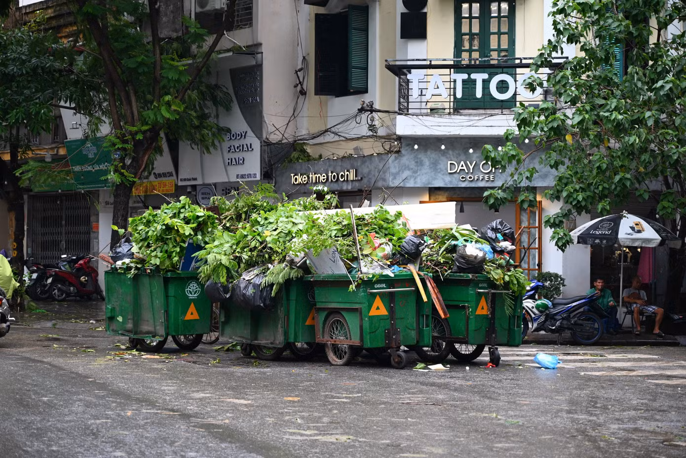 Lá cây, rác thải tràn ngập đường phố sau cơn bão