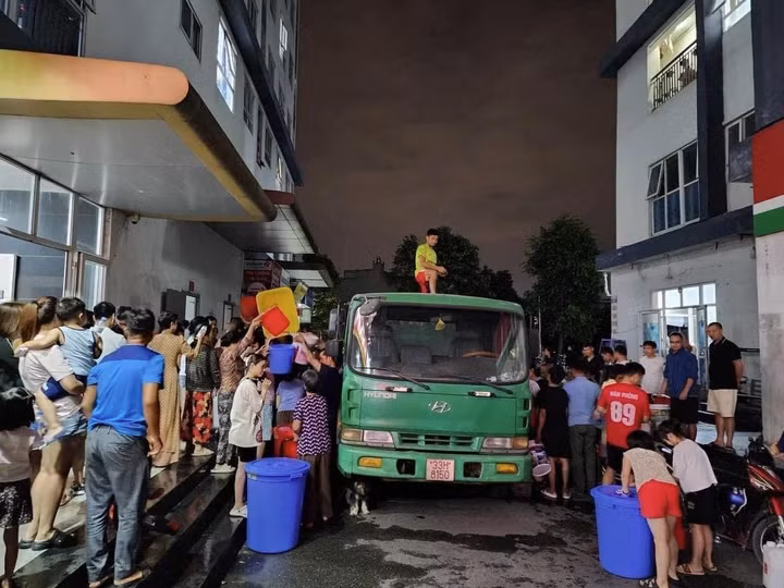 Người dân khu đô thị Thanh Hà xếp hàng lấy nước trong nhiều tuần thời điểm năm 2023