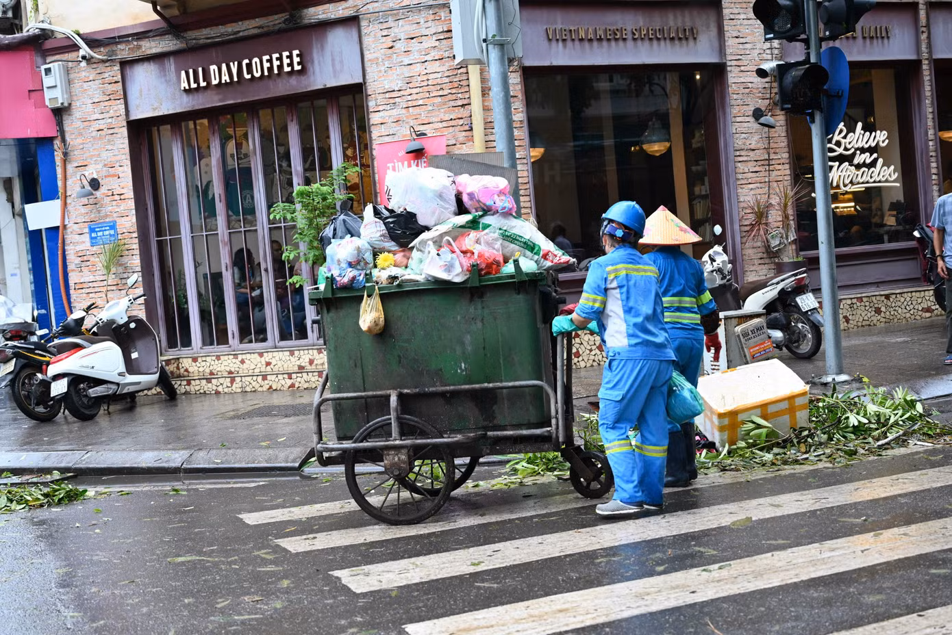 Đại diện Urenco cho biết, để đảm bảo an toàn trong thời gian mưa to, giông, gió lớn, công ty yêu cầu các đơn vị thông báo cho công nhân tạm ngừng sản xuất và tìm chỗ trú ẩn. Sau khi tình hình ổn định công ty bố trí 100% công nhân, phương tiện tiếp tục sản xuất.