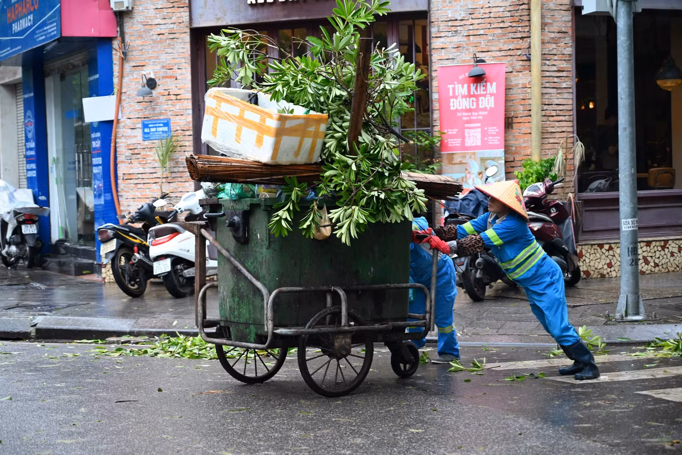 Không chỉ rác thải thông thường, sau cơn bão, rất nhiều mảnh mái tôn, hộp xốp, chậu cây... văng xuống đường