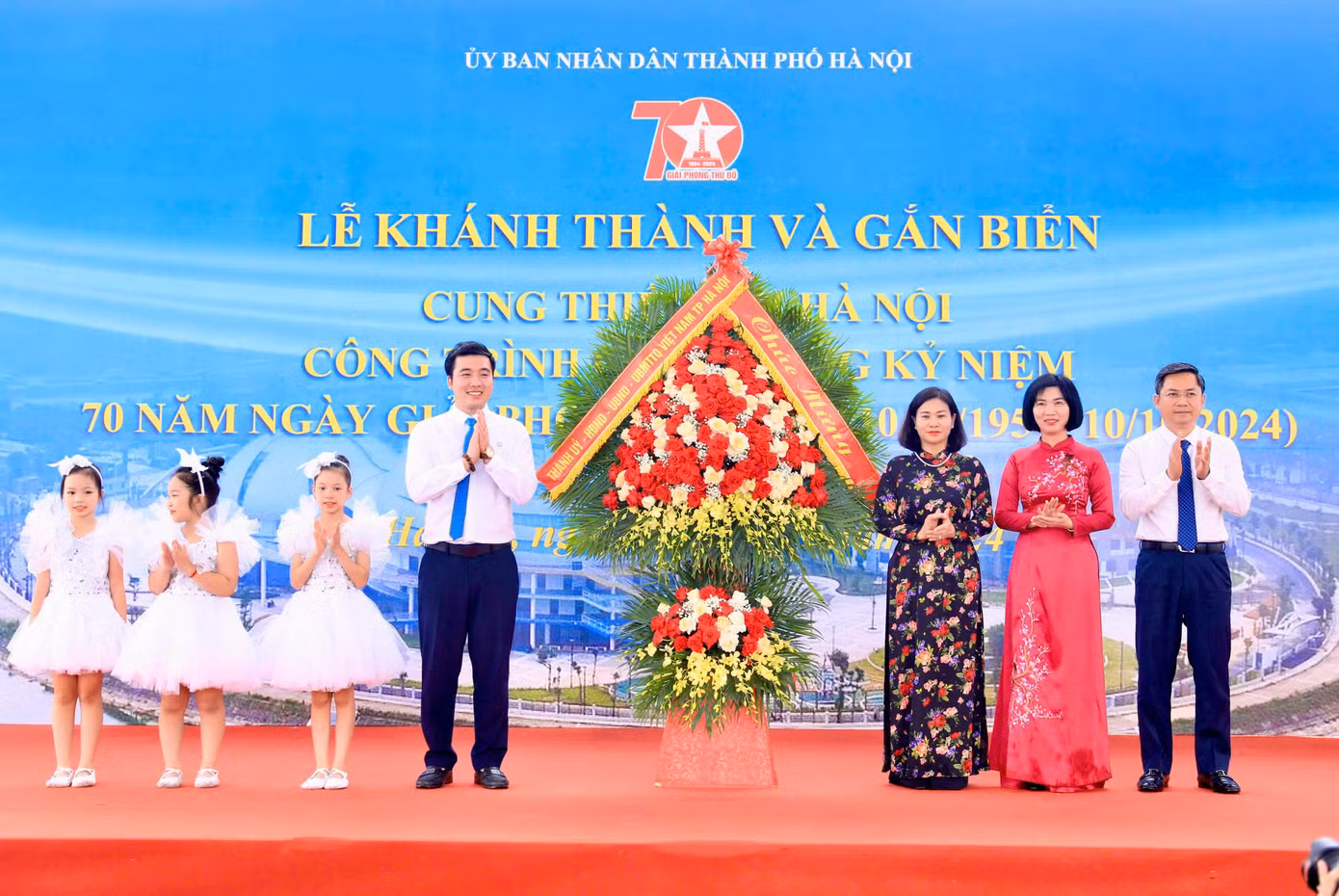 Phó Bí thư Thường trực Thành uỷ Nguyễn Thị Tuyến cùng lãnh đạo TP trao lẵng hoa chúc mừng Cung Thiếu nhi Hà Nội Phó Bí thư Thường trực Thành uỷ Nguyễn Thị Tuyến cùng lãnh đạo TP trao lẵng hoa chúc mừng Cung Thiếu nhi Hà Nội