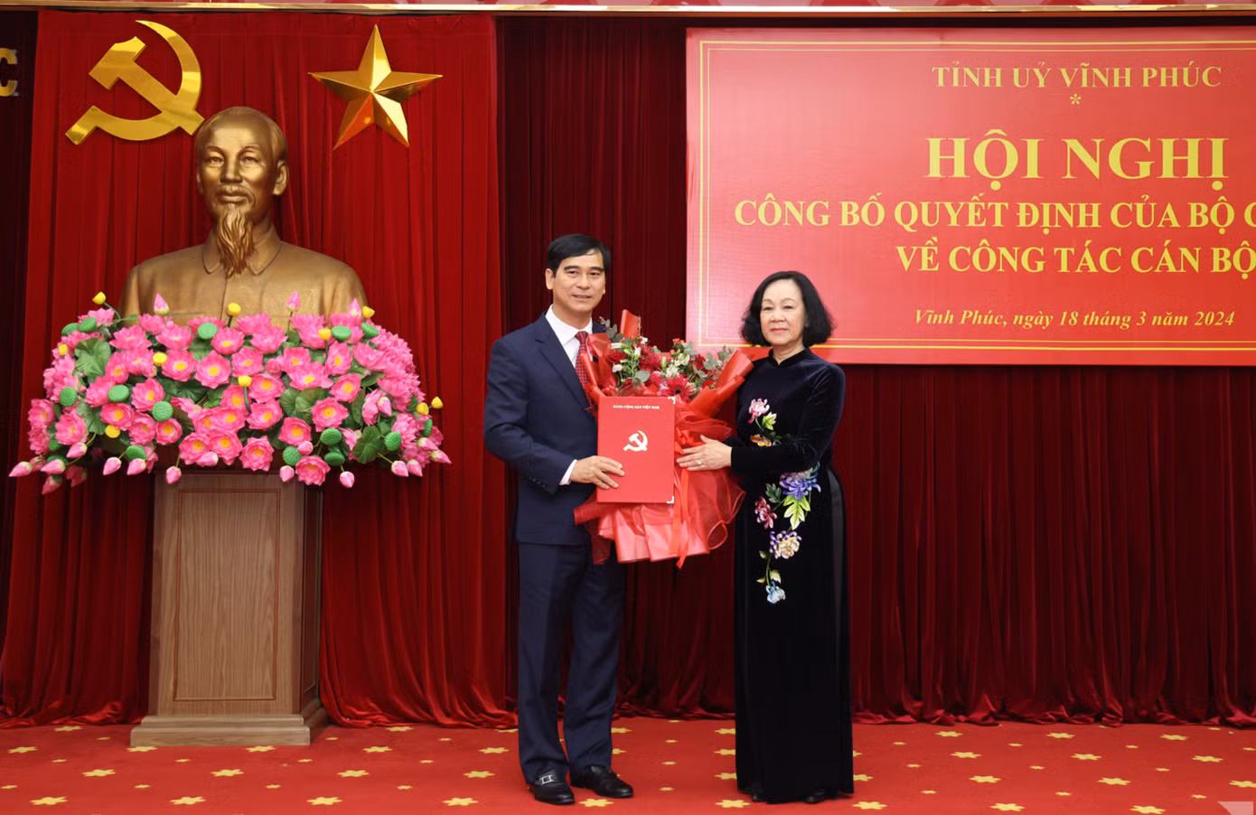 Bà Trương Thị Mai, Thường trực Ban Bí thư, Trưởng ban Tổ chức Trung ương trao quyết định cho ông Dương Văn An. Ảnh: Khánh Linh