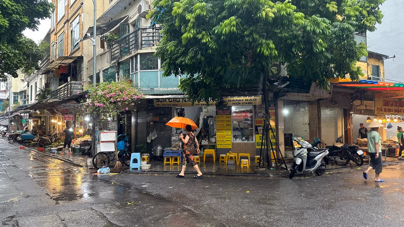 Sáng 7/9, do ảnh hưởng của cơn bão số 3, Hà Nội mưa nặng hạt kèm gió mạnh. Chợ Hàng Bè (phường Hàng Bài, quận Hoàn Kiếm) - chợ nhà giàu ở phố cổ thưa thớt người mua hàng