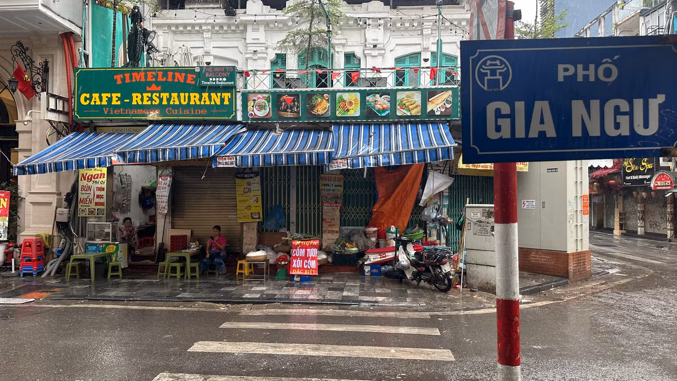 Chợ Hàng Bè nổi tiếng nhờ những món ăn chế biến sẵn, thế nên người dân dù không có thời gian nấu nướng vẫn có thể có bữa cơm tươm tất khi ghé qua mua đồ ăn sẵn tại chợ.
