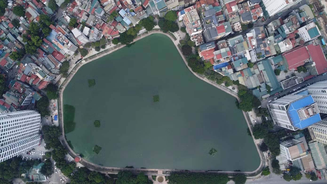 Dự án cải tạo hạ tầng kỹ thuật, chỉnh trang đô thị, tổ chức phố đi bộ quanh khu vực hồ Ngọc Khánh đang được gấp rút thực hiện, dự kiến khai trương vào dịp kỷ niệm 70 năm Ngày Giải phóng Thủ đô (10/10/1954 - 10/10/2024).