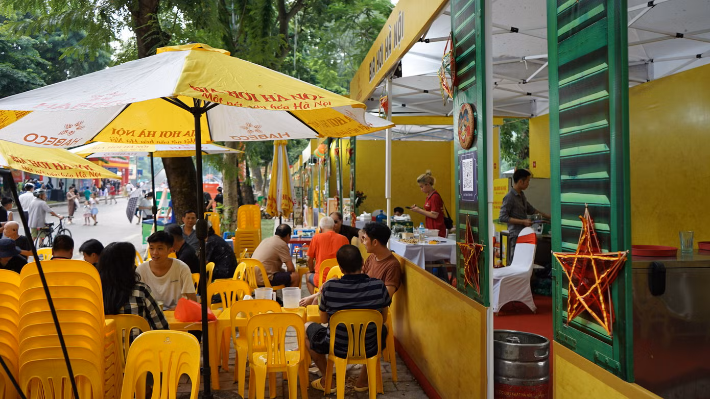 Nhiều du khách thích uống bia Hà Nội.