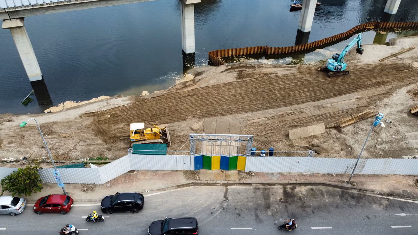 Tuy nhiên, nhiều người dân quanh khu vực hết sức bất ngờ khi đơn vị thi công san lấp, đóng cọc cừ xuống lòng hồ (khu vực mặt đường Hoàng Cầu) khiến diện tích mặt hồ bị thu hẹp.