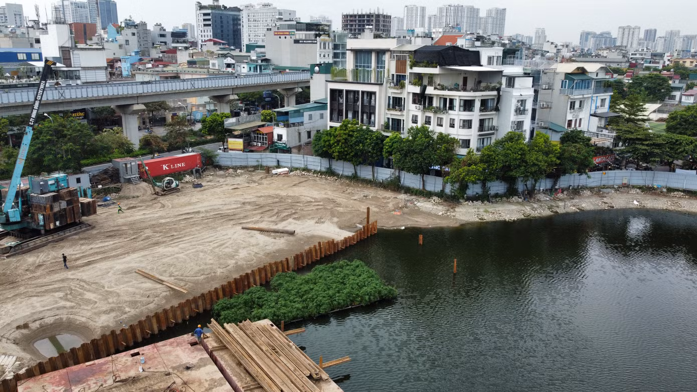 Đáng chú ý, có khu vực không nằm trong phối cảnh cũng bị san lấp. Trên ảnh là đoạn hồ giáp ngõ 38 Hoàng Cầu không có trong phối cảnh.