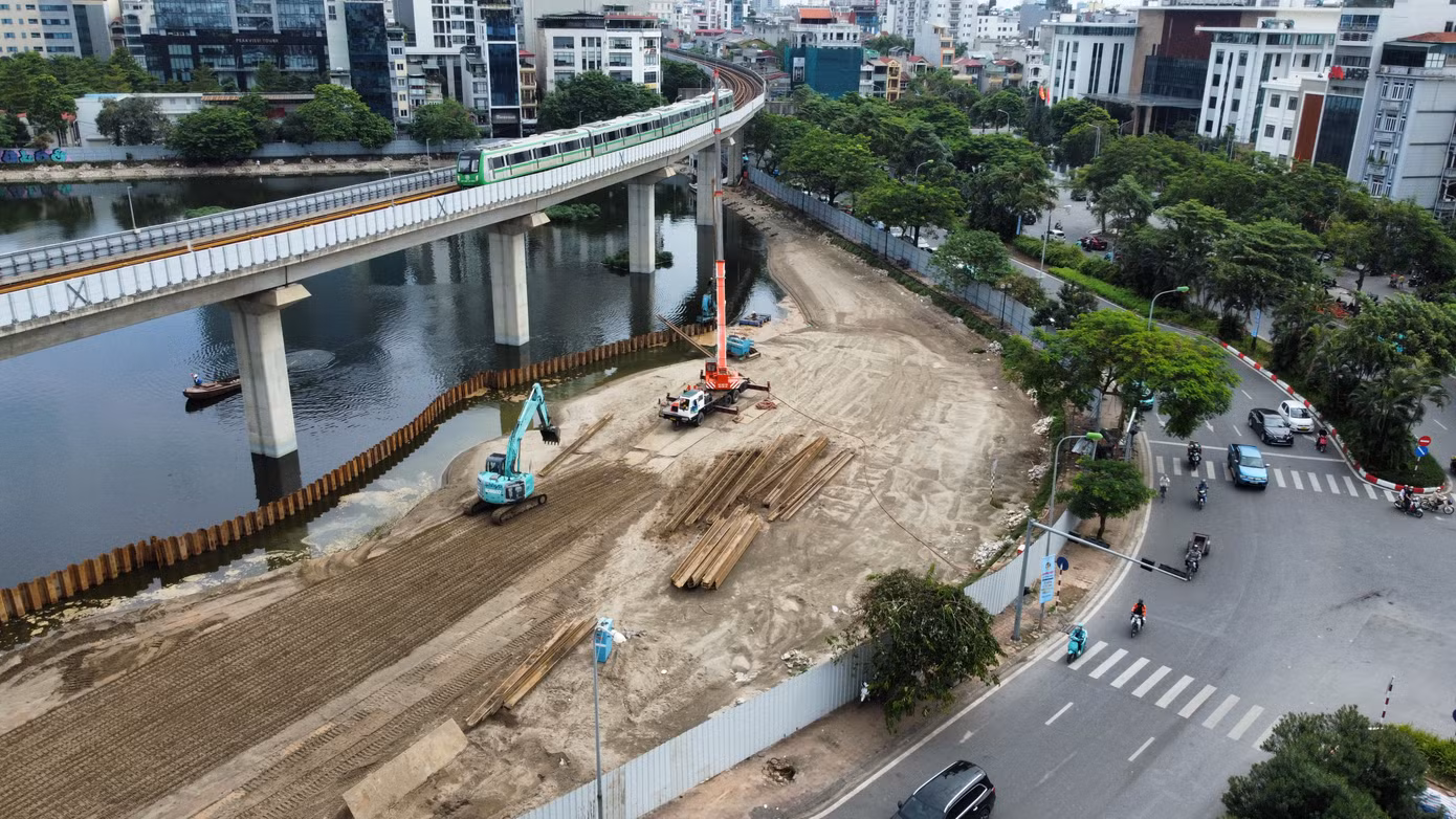 Đại diện UBND quận Đống Đa cho biết thêm, dự án sẽ cải tạo, mở rộng, nâng cấp đường dạo dưới trên cơ sở kè hiện trạng bằng đá tự nhiên nhám bề mặt. Thay thế hệ thống lan can quanh hồ đã xuống cấp, hư hỏng. Trồng mới, thay thế một số cây xanh bóng mát bị sâu mục, nghiêng ngả, gãy đổ, không thuộc chủng loại cây đô thị; bố trí hệ thống cây thảm, cây bụi trang trí xen kẽ hệ thống ghế ngồi, đường dạo ven hồ...
