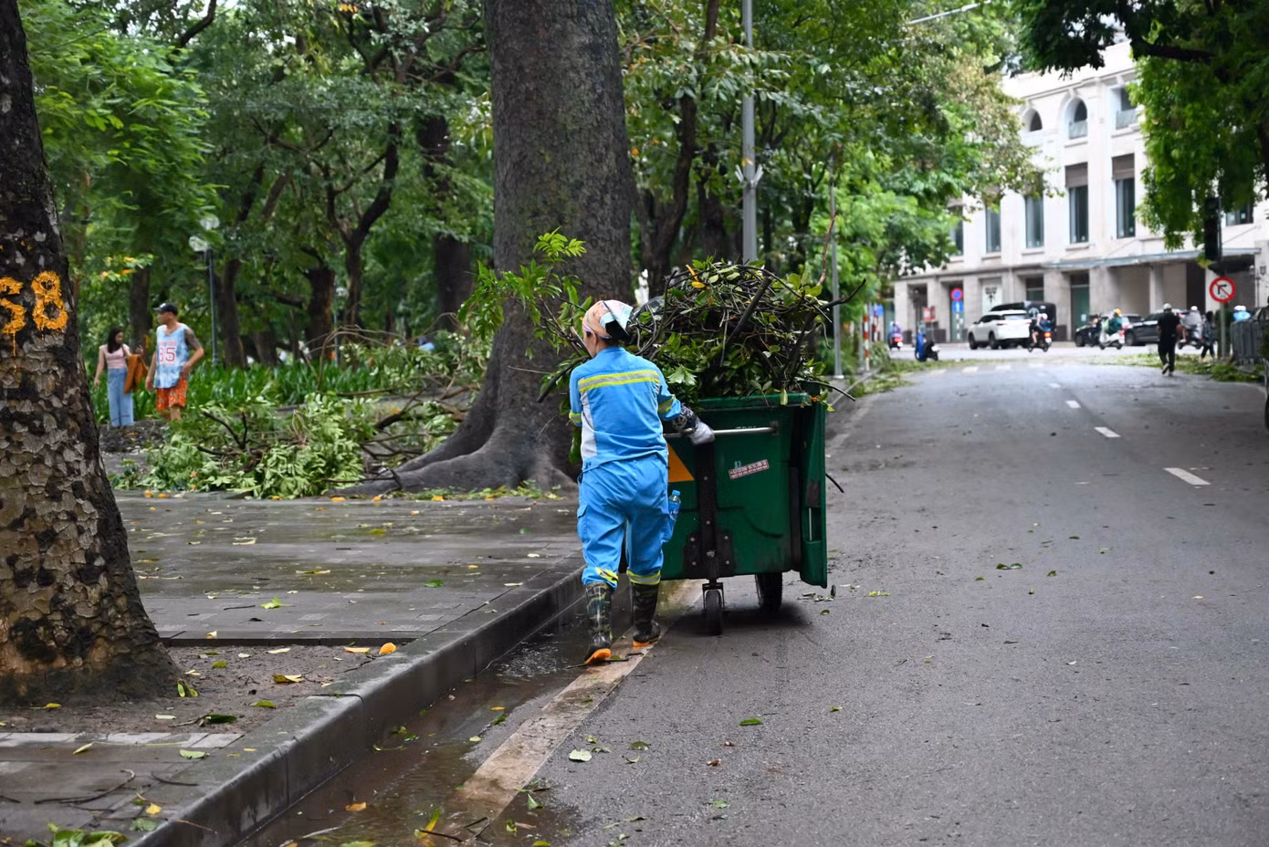 Do ảnh hưởng của bão số 3, nhiều cây xanh trên địa bàn thành phố đã bị đổ gẫy, gẫy cành… gây ảnh hưởng đến trật tự an toàn giao thông, mỹ quan đô thị, vệ sinh môi trường. Từ 4h sáng ngày 8/9, Công ty TNHH MTV Môi trường đô thị Hà Nội (Urenco) đã huy động 100% nhân viên vệ sinh để dọn dẹp rác thải, lá cây ngập tràn trên đường phố.