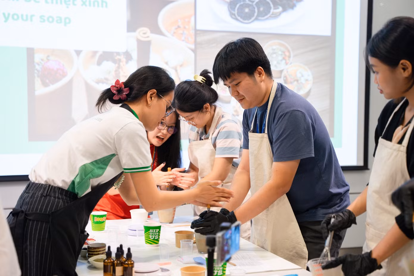 Workshop làm xà bông tắm thảo dược.