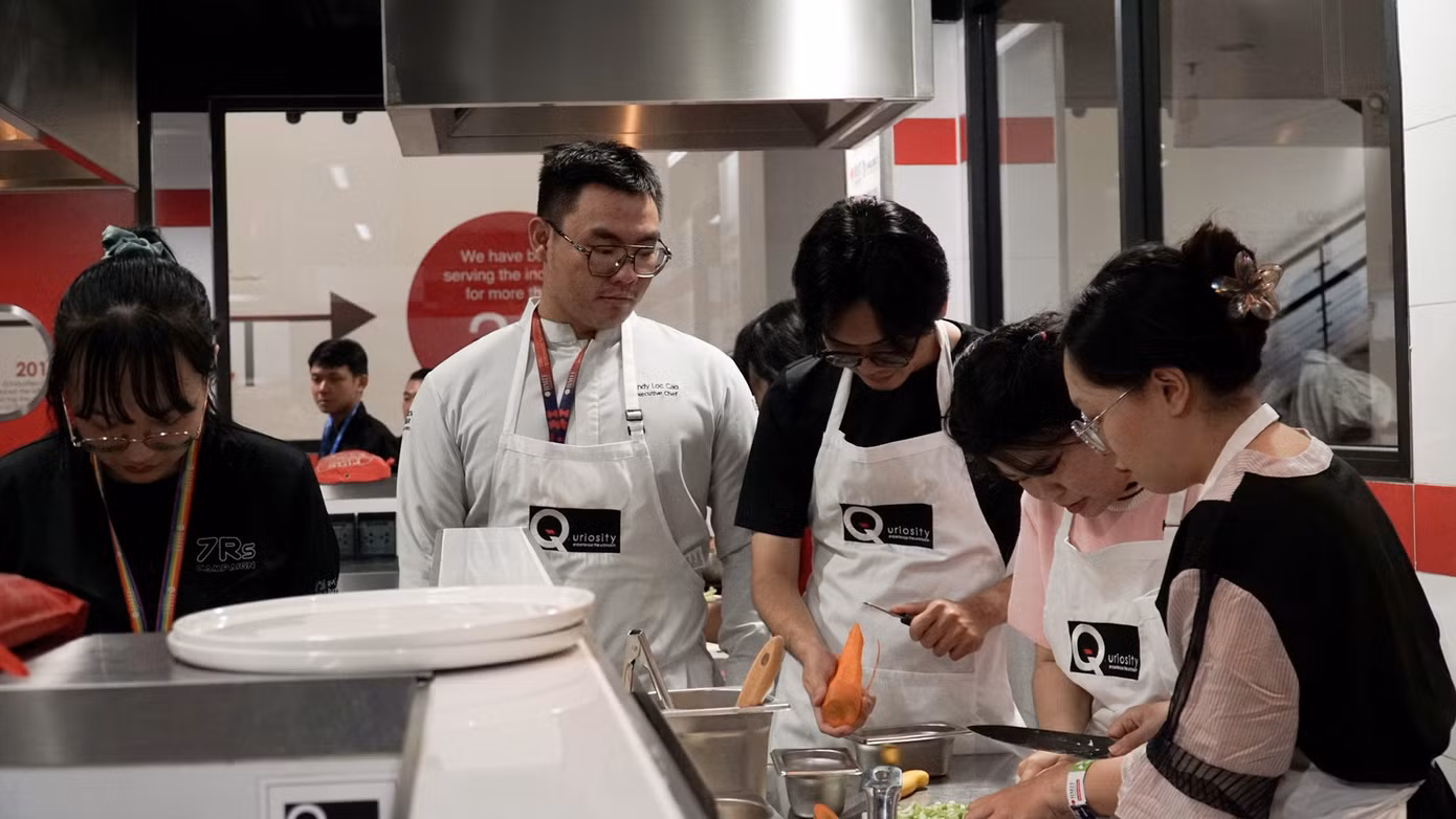 Lớp chia sẻ về dinh dưỡng và thực hành nấu ăn.