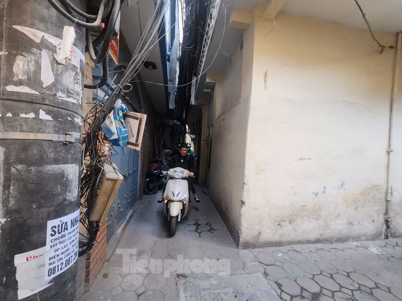 Các ngõ này vốn đã nhỏ, 2 xe máy đi ngược chiều tránh nhau cũng khó khăn nhưng thời gian gần đây, vào giờ cao điểm rất nhiều xe máy theo hướng từ Thượng Đình đi vào. Trong ảnh: Ngõ 144 thông sang ngõ 126.