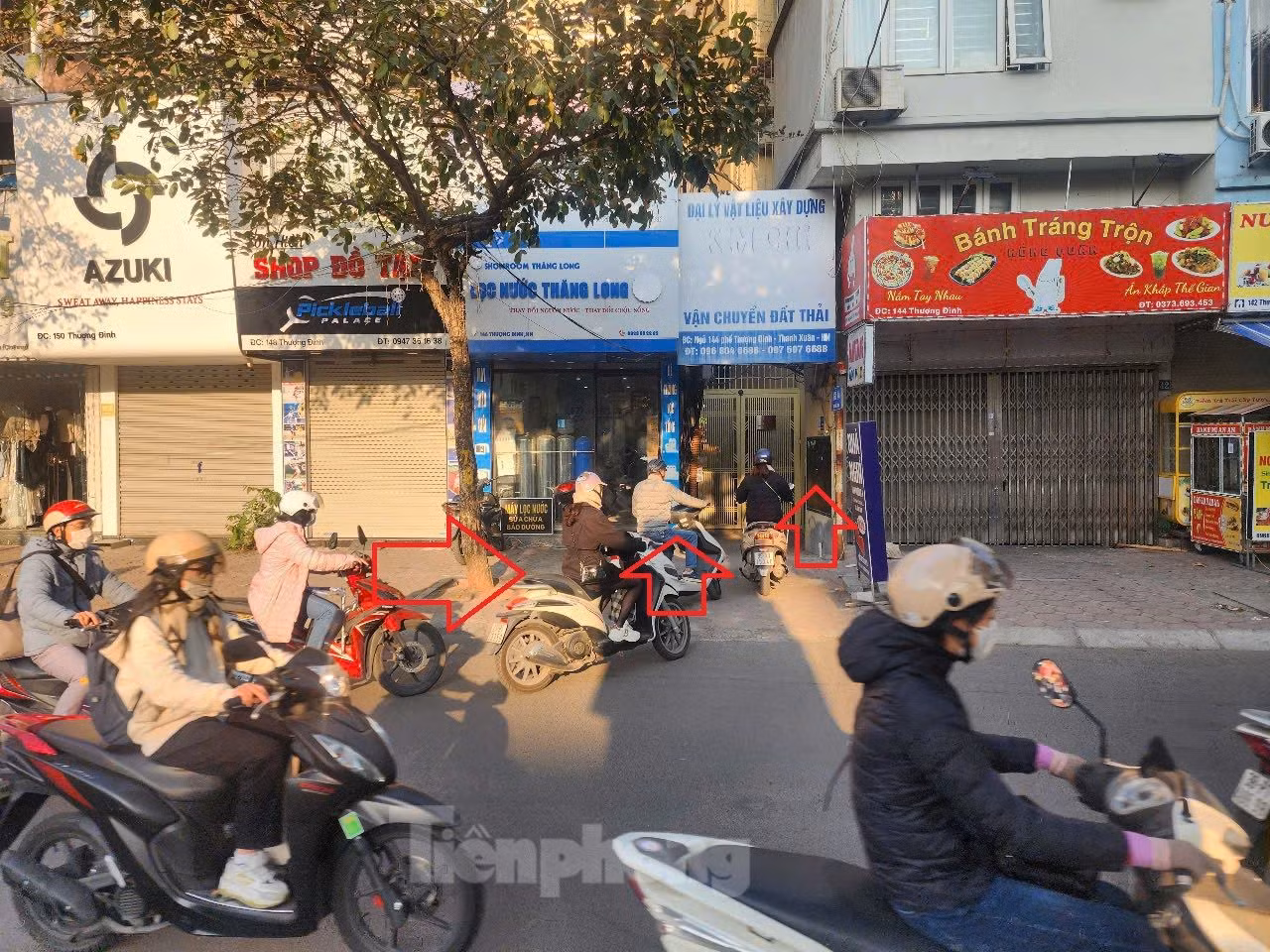Theo ghi nhận của PV sáng 18/12, khi di chuyển theo hướng Thượng Đình - Ngã Tư Sở, nhiều người thấy các ngõ trên đã mở barie nên đã quay đầu rẽ vào ngõ để tiết kiệm thời gian. Trong ảnh: Nhiều phương tiện rẽ vào ngõ 144.