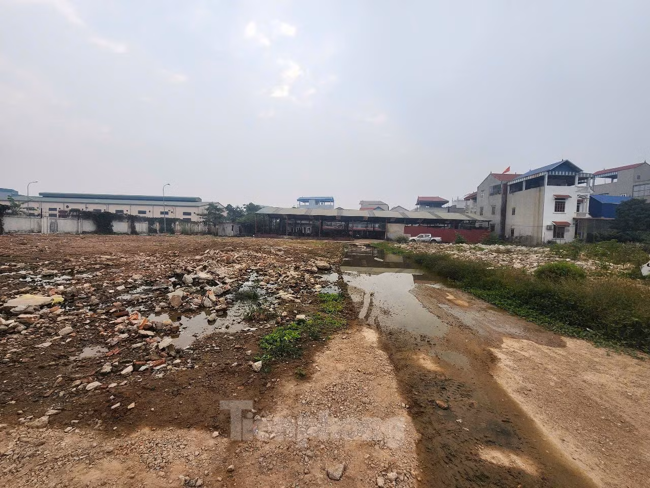 UBND quận Hà Đông cũng yêu cầu chủ đầu tư chấm dứt cho mượn diện tích mặt bằng sử dụng sai quy định. Trong thời gian chưa khắc phục xong các vi phạm, chưa được nghiệm thu PCCC, nghiệm thu công trình chủ đầu tư không được khai thác, sử dụng công trình. Đồng thời, không cho phép tổ chức, cá nhân khai thác, sử dụng công trình.