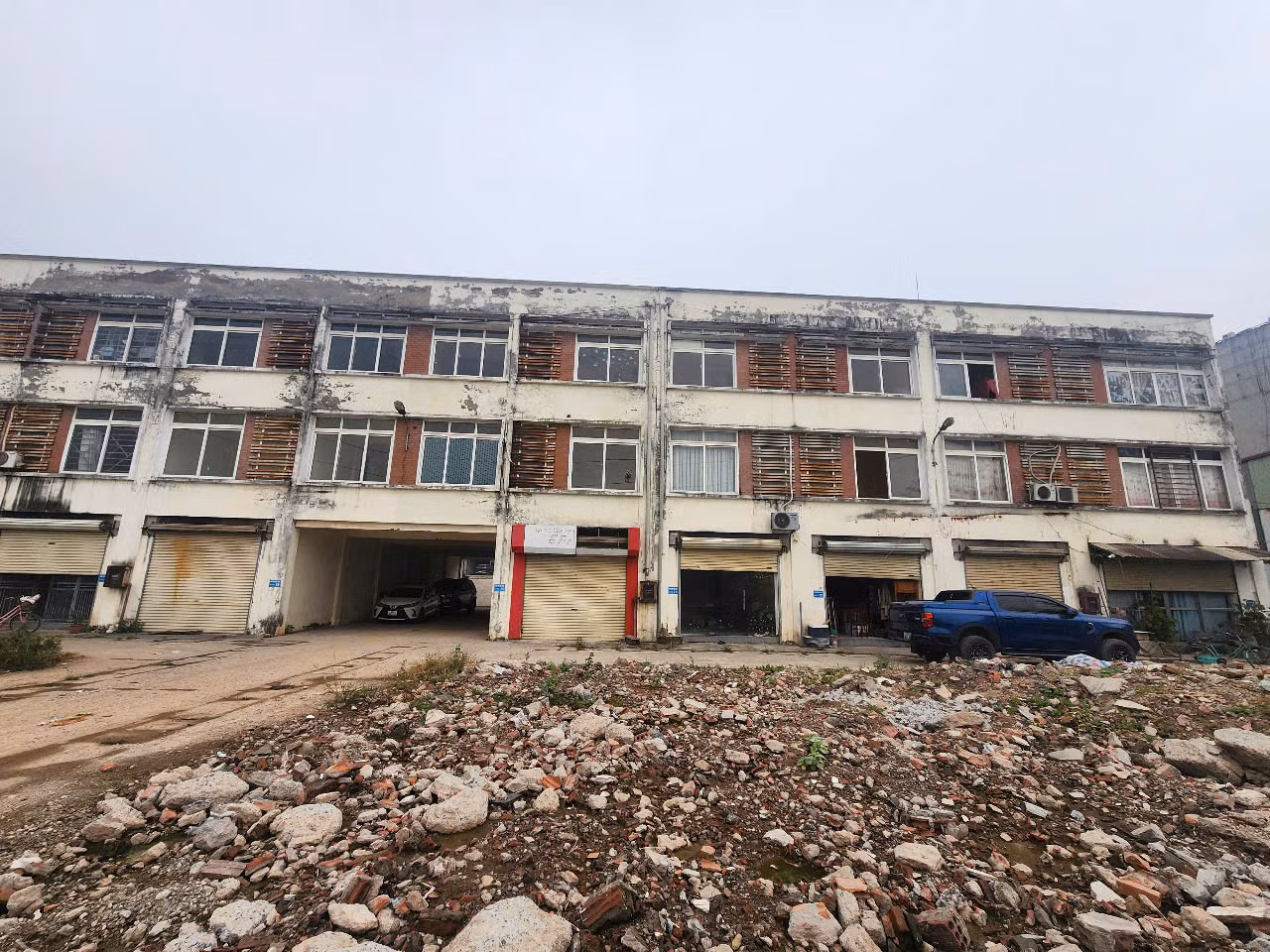 Về những sai phạm tại dự án trên, UBND phường Đồng Mai cho biết: Chủ đầu tư đã tổ chức lập thiết kế, thẩm tra, phê duyệt thiết kế bản vẽ không phù hợp với quy hoạch chi tiết tỉ lệ 1/500 được UBND quận Hà Đông điều chỉnh, được Sở Xây dựng tham gia góp ý kiến. Chủ đầu tư cũng không tổ chức thẩm định thiết kế bản vẽ thi công công trình thuộc dự án trước khi phê duyệt; không xác nhận vào bản vẽ trước khi thi công; chưa có văn bản thẩm duyệt thiết kế PCCC. Ảnh: Khuôn viên bên trong chợ ngổn ngang gạch đá