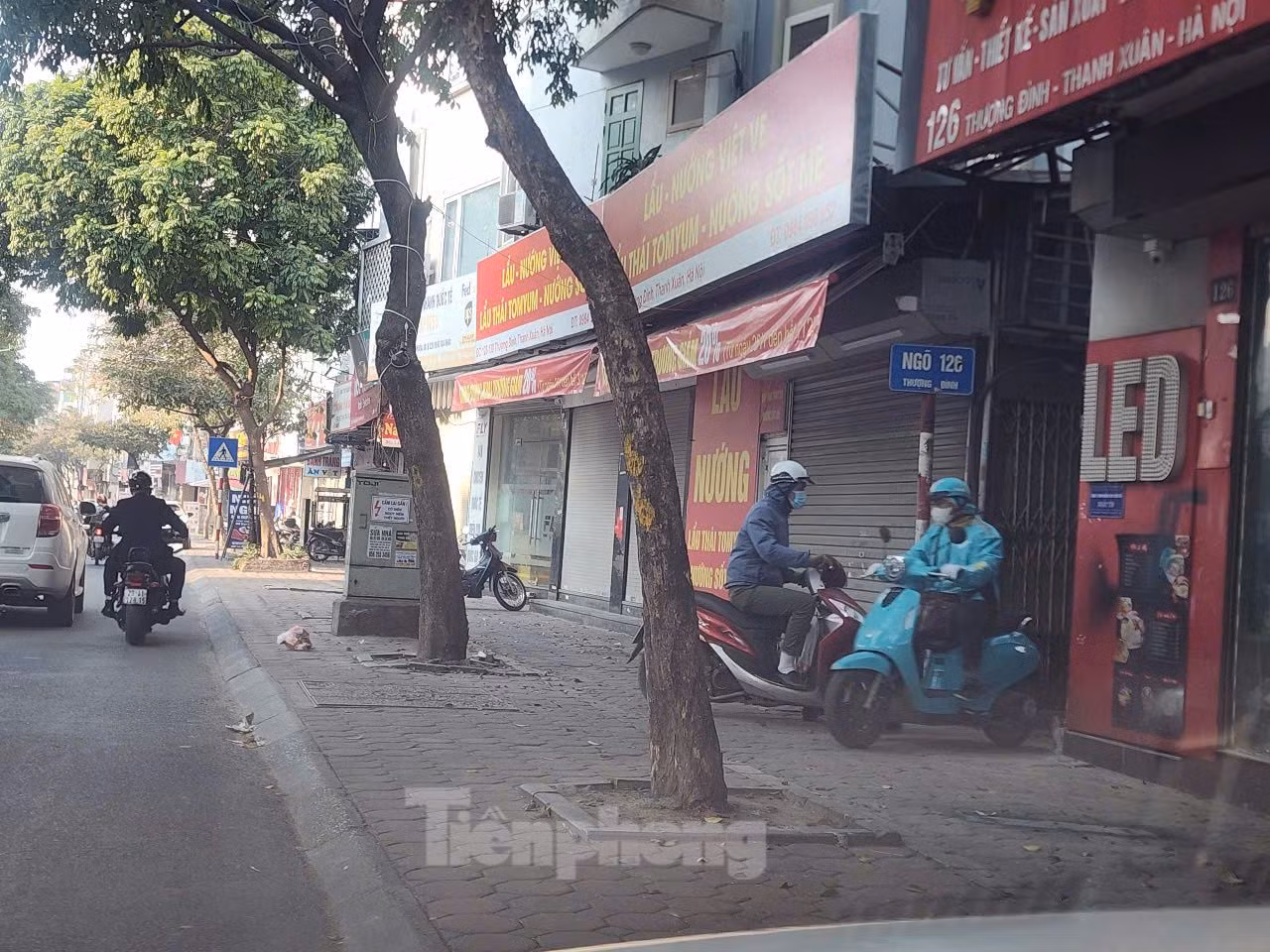 Sau khi dư luận lên tiếng, cho rằng việc tự ý dựng barie là vi phạm pháp luật, UBND phường Thượng Đình đã họp với đại diện các khu cư dân và đã thống nhất mở barie để người dân đi lại từ cuối tháng 11/2023.